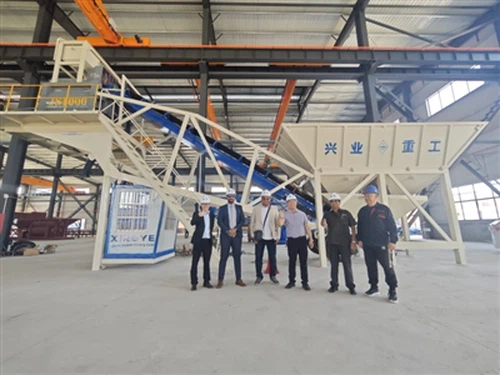 Синье машины приветствует клиентов Саудовской Аравии для изучения новых возмо...